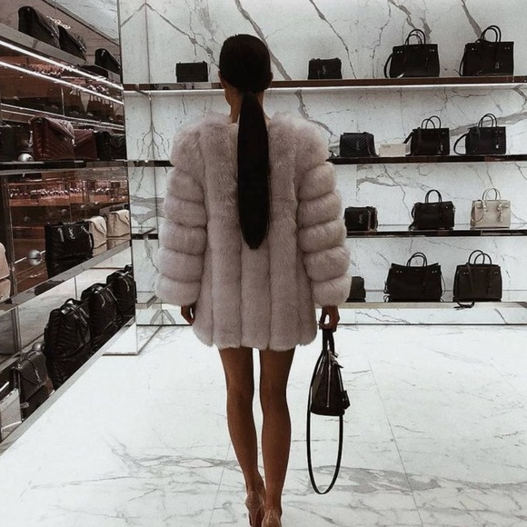 Meet your Posher, Luxeshop_xo - Picture 1 of 1